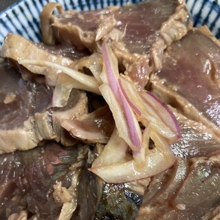 レッドオニオンとカツオのたたきサラダ